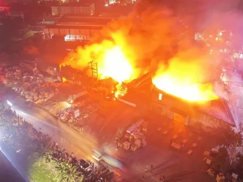 Xưởng gỗ cháy dữ dội, cột khói đen bốc cao hàng chục mét