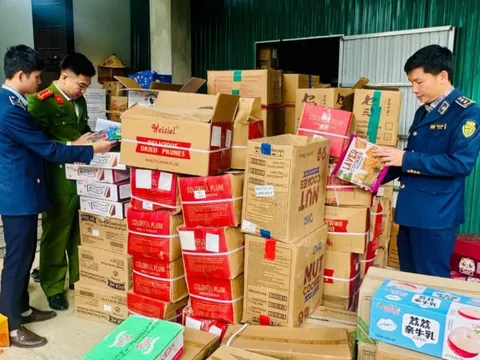 Phát hiện cơ sở kinh doanh hàng nghìn bánh kẹo nhập lậu