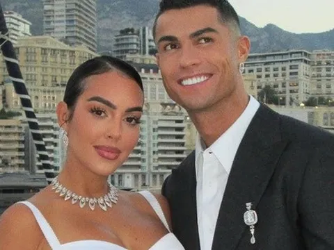 Ronaldo bất ngờ thay đổi kế hoạch đám cưới