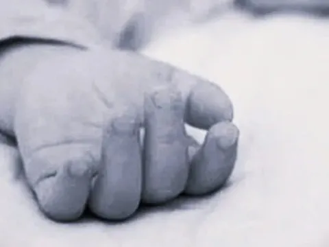 Vừa uống thứ quen thuộc, bé 20 tháng tuổi tử vong