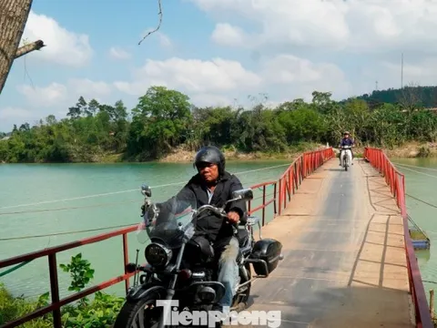 Nối xong cầu phao bị lũ cuốn đứt trên thượng nguồn sông Hương