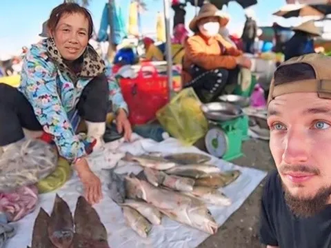 Anh Tây thử thách đi chợ hải sản, lỡ nói sai một chữ tiếng Việt mà mua phải con cá bé nhất chợ