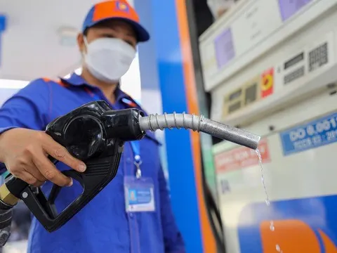 Giá xăng lên gần 19.000 đồng/lít