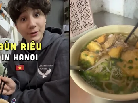 Ăn xong bát bún riêu, khách Tây chỉ vào 1 thứ và khẳng định chỉ cần nhìn nó là biết quán ăn Việt nào ngon