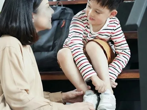 Con trai đi học về kể: "Mẹ ơi, các bạn chê mẹ xấu!", phản ứng của người mẹ khiến cả mạng xã hội phải vỗ tay khen