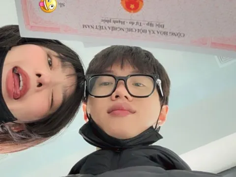 1 nam rapper Việt và quản lý đăng ký kết hôn