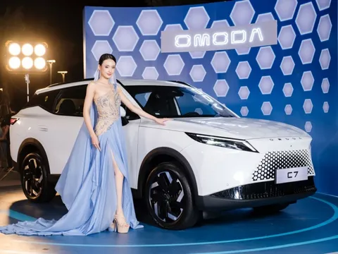 Omoda C7 chính thức nhận cọc tại Việt Nam: Giá dự kiến từ 839 triệu đồng, quyết đấu Mazda CX-5 bằng cấu hình PHEV và bảo hành 1 triệu km