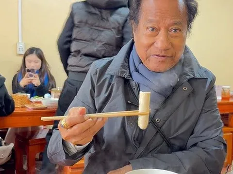 Người dân H'Mong ở Hà Giang gặp Chế Linh: "50 năm qua em đã nghe danh bác"