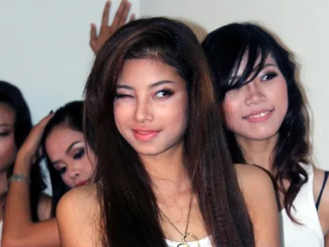 Nhan sắc 16 năm trước của Phạm Hương bị đào lại, spotlight vẫn phải nhường cho 1 người