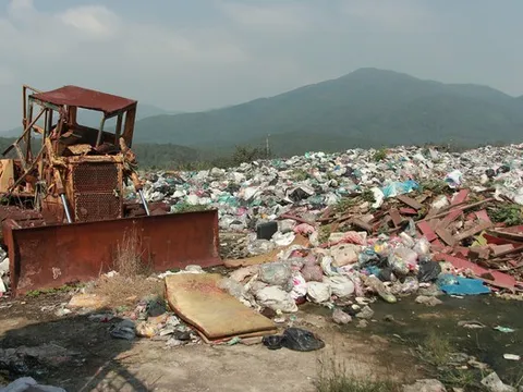 Bãi rác thải hết hạn: Cấp thiết việc xây dựng nhà máy xử lý chất thải