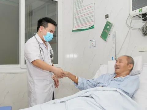 Cấp cứu thành công bệnh nhân đột ngột ngã gục khi chơi tennis