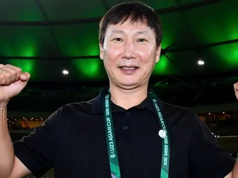 "Đột nhập" phòng thay đồ, nghe HLV Kim Sang-sik "truyền lửa" cho U23 Việt Nam quyết thắng Trung Quốc đêm nay