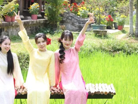 Thiếu nữ nô nức chụp ảnh Tết ở Bảo tàng Áo dài