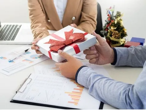 Độc lạ: Thưởng Tết bằng... búa và thông điệp gây bất ngờ