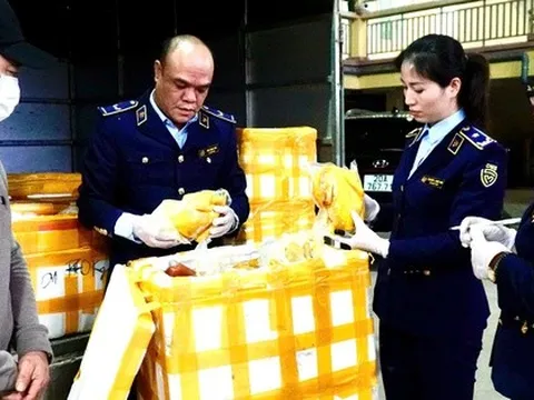 Kiểm tra một xe ô tô tải, phát hiện điều bất thường