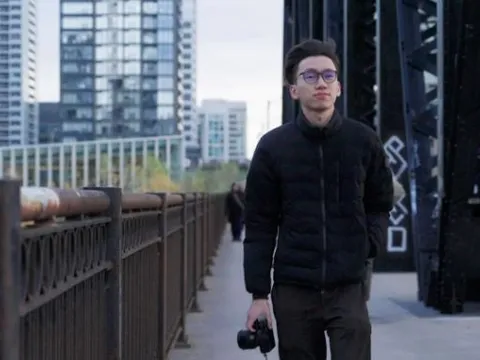 Bỏ đại học, ở nhờ trên ghế sofa, chàng trai 25 tuổi kiếm hơn 1 triệu USD/năm, giúp bố mẹ nghỉ hưu sớm