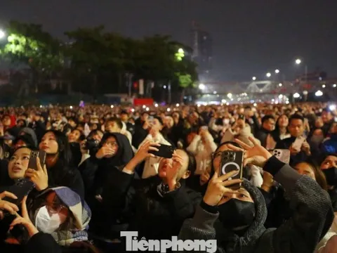 Biển người ghi lại khoảnh khắc Mỹ Đình bừng sáng trong đêm