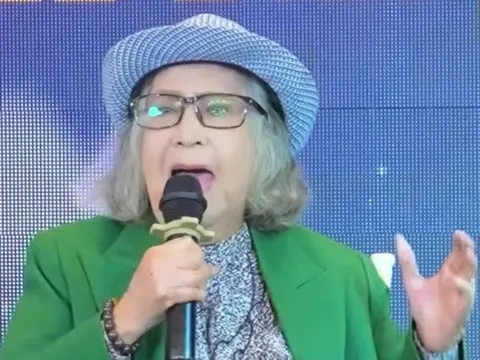 Nữ NSƯT 82 tuổi nghe tin 1 nghệ sĩ từ Mỹ về, ngồi xe lăn tới nói một điều