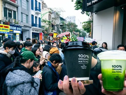 Giới trẻ Hà Nội chầu chực xếp hàng vì ly matcha đắt nhất Nhật Bản bất chấp gió lạnh co ro