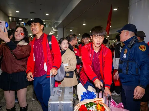 U23 Việt Nam mang HCĐ châu Á về nước: Hiểu Minh phải ngồi xe lăn