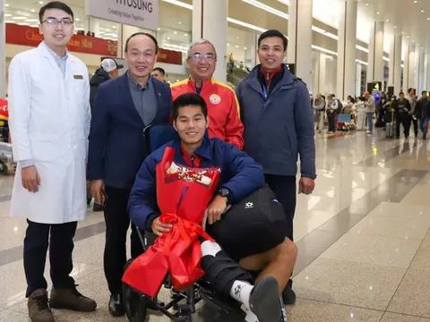 Hậu vệ U23 Việt Nam ngồi xe lăn xuống máy bay, bác sĩ đưa thẳng đến bệnh viện