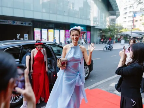 1 địa điểm thu hút được cả dàn hoa hậu đình đám check in, cả Miss Cosmo cũng háo hức mặc áo yếm truyền thống Việt Nam đến trải nghiệm