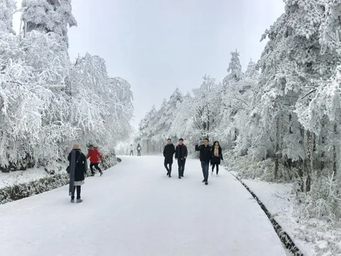 Khách Việt bị cấm mặc áo hoa lên núi khi du lịch Trung Quốc, nghe lý do xong không ai dám trái lời