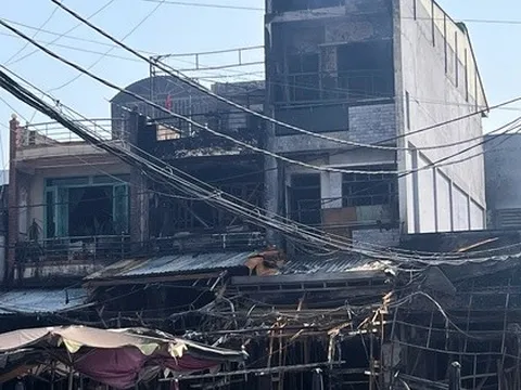 TPHCM: 84 cảnh sát tham gia chữa cháy vụ cháy 4 căn nhà ở phường Bình Đông