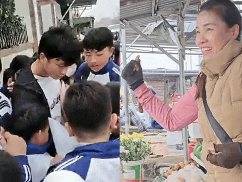 Thời tới: Thủ môn Cao Văn Bình được fan vây kín khi về quê, sạp hoa quả của mẹ đắt hàng nhờ con trai vàng