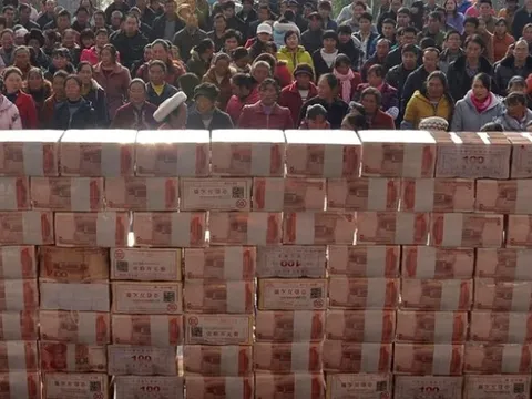 Hợp tác xã thưởng Tết khiến dân mạng "đứng hình": "Xây tường" bằng tiền mặt, bảo vệ canh giữ ngày đêm