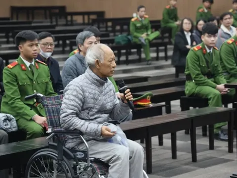 Cựu Tổng giám đốc VICEM khai không quan tâm tiền 'biếu' vì thu nhập cán bộ cả trăm triệu mỗi tháng