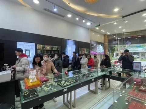 Bạc thế giới vượt 110 USD/ounce, giá trong nước lập đỉnh mới