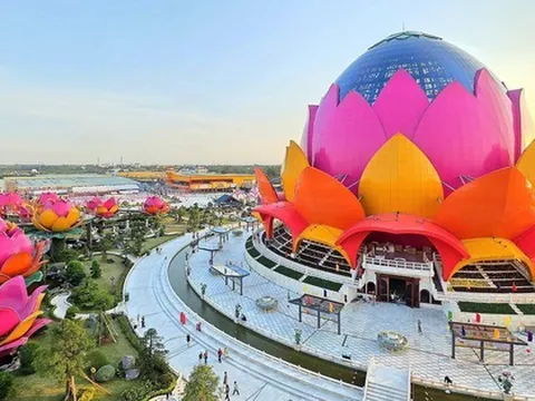 Một doanh nghiệp bánh pía xây liên hoa bảo tháp 3 tầng ở Cần Thơ