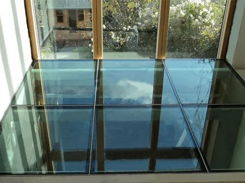 Có nên dùng kính cường lực thay thế sàn bê tông?