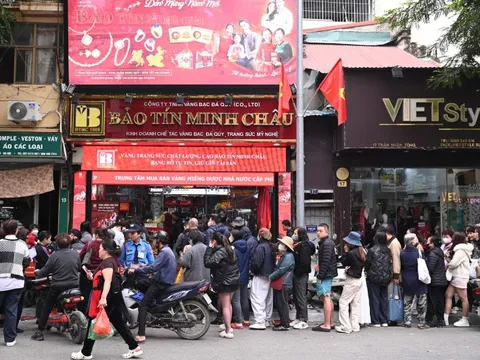 Cảnh tượng khó tin trên phố Trần Nhân Tông: Vì sao người dân Hà Nội kiên nhẫn xếp hàng dài suốt nhiều giờ đồng hồ?