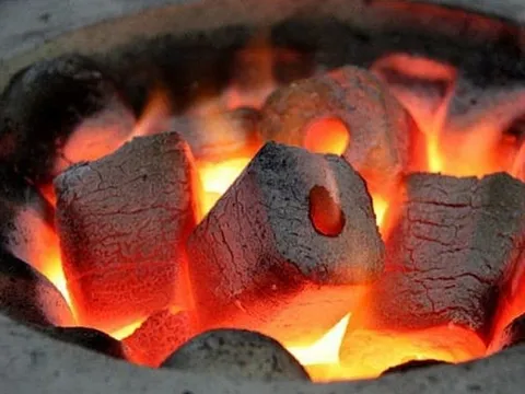 Đốt than sưởi ấm trong phòng kín, chồng tử vong, vợ nguy kịch