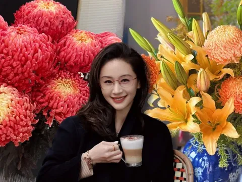 Chi hơn 300k rước bình hoa "khổng lồ" về nhà: Loài hoa định nghĩa lại hai chữ "phú quý" cho phòng khách ngày xuân