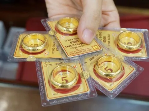 Giá vàng tăng giảm theo giờ: Người được tặng vàng cưới phải nhớ một điều quan trọng!