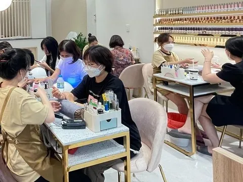 Cuối năm, nhiều cơ sở dịch vụ làm đẹp hoạt động từ sáng đến đêm