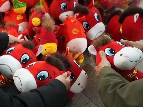 Vì sao ngựa mặt khóc nhồi bông gây sốt?