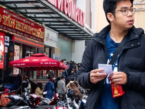 Cảnh lạ trên phố Cầu Giấy những ngày này: Người dân xếp hàng từ sáng sớm, cửa hàng giới hạn số lượng đón tiếp