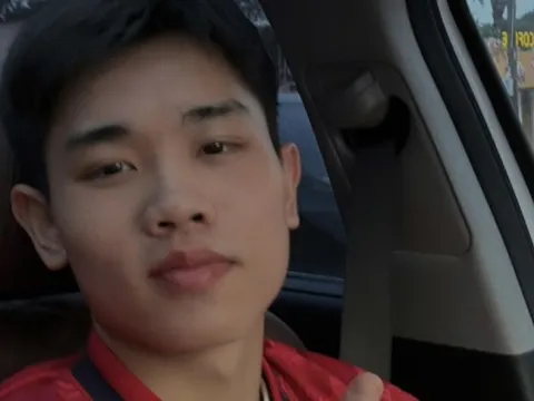 Đình Bắc phải cải trang, lên ô tô riêng, lặng lẽ ra về bằng cửa phụ khi được hàng ngàn fan săn đón