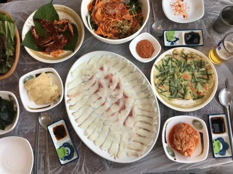 Khách Việt lặn lội sang tận Hàn Quốc để thử món đặc sản hot trên phim, nhưng "đời không như mơ"