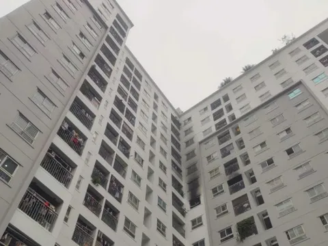 Cháy tại tầng 9 tòa chung cư ở Hà Nội