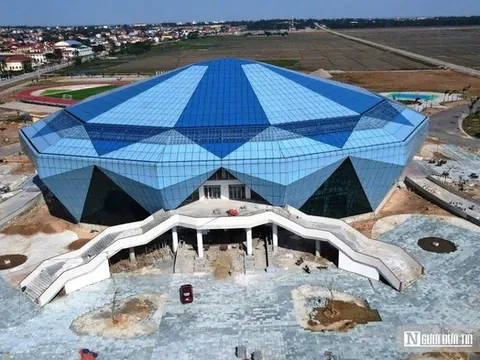 Ngắm nhà thi đấu đa năng hình viên kim cương xanh độc đáo tại Quảng Trị
