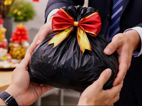 Nghe thưởng Tết “Apple”, nhân viên háo hức mở quà và cái kết bất ngờ