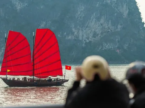 Xuất hiện thuyền ba vách độc đáo trên vịnh Hạ Long