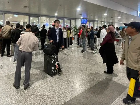 Biển người chờ đón thân nhân ở sân bay Nội Bài những ngày cận Tết Bính Ngọ