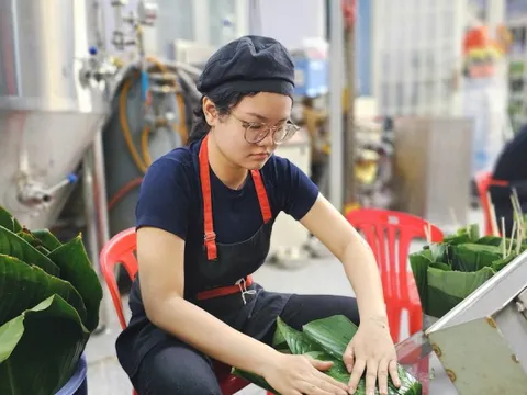 Người trẻ gói bánh chưng thuê, kiếm tiền triệu dịp cận Tết