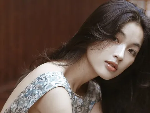 Nhan sắc kinh diễm như sao thập niên 90 của cô gái được nhạc trưởng trẻ nổi tiếng Việt Nam cầu hôn